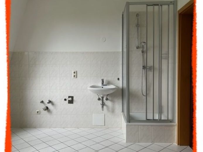 2-Zimmer-Dachwohnung mit Dusche in Küche +++ Einzug sofort möglich +++ preiswert zu vermieten! – Foto 1