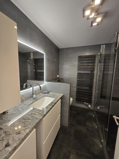 Lichtdurchflutete 3-Zimmer-Wohnung im 7. OG über dem AEZ mit spektakulärem Hamburg-Blick und Loggia! – Modernes Bad mit Granit