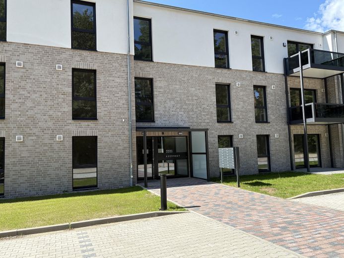 Erstbezug: Moderne Erdgeschosswohnung mit Terrasse sowie energieeffizientem Wohnkomfort – Außenansicht