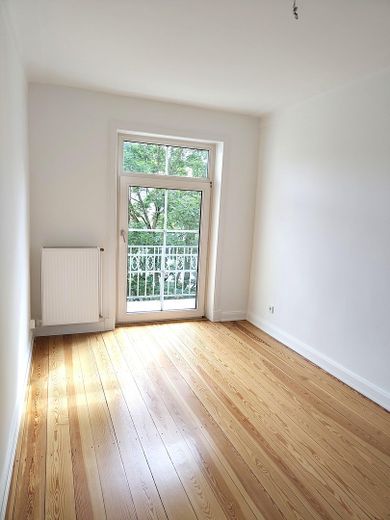 Umfassend renovierte Wohnung im Jugendstilgebäude, provisionsfrei – Zimmer 1 mit Balkon
