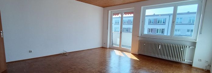 Wohnzimmer mit Balkonzugang