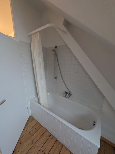 2,5-Zimmer-DG-Wohnung mit Einbauküche in zentraler Lage von Wiesbaden – Bad Teil 2