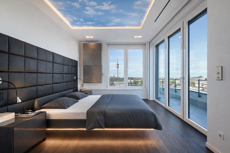 PROVISIONSFREI: Munich's Iconic View – The Ultimate Penthouse – Masterschlafzimmer