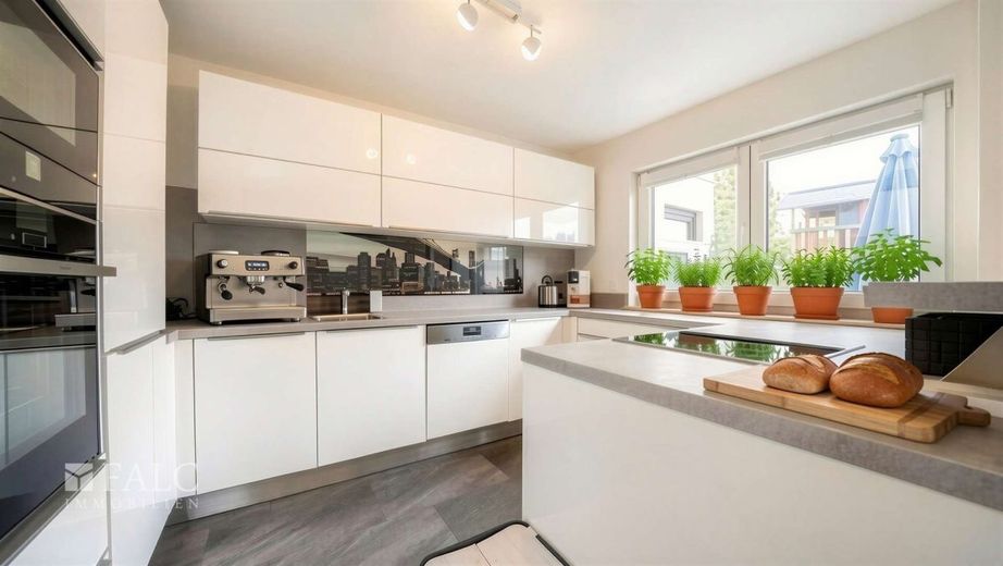 Doppelhaushälfte mit herrlicher Terrasse und A+ - FALC Immobilien – Das Reich der Küchenfee