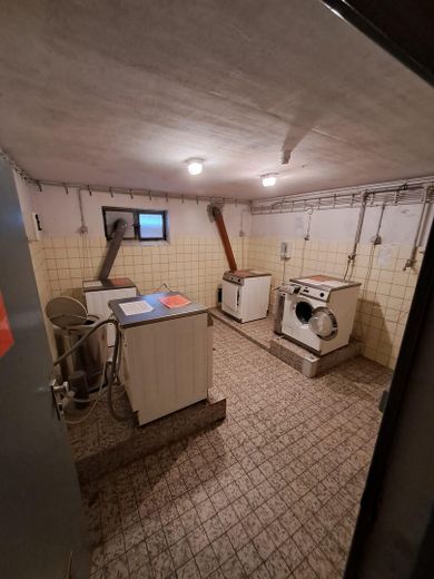 Waschkeller mit Münzgeräten