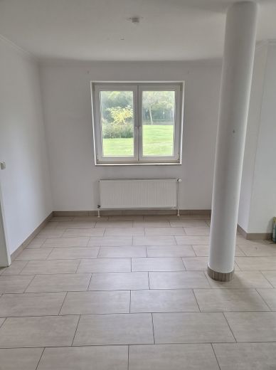 2-Zim.-Wohnung mit Wintergarten, Terrasse & neuer Einbauküche (Erstbezug nach Teilsanierung) – Essbereich gegenüber der Küche