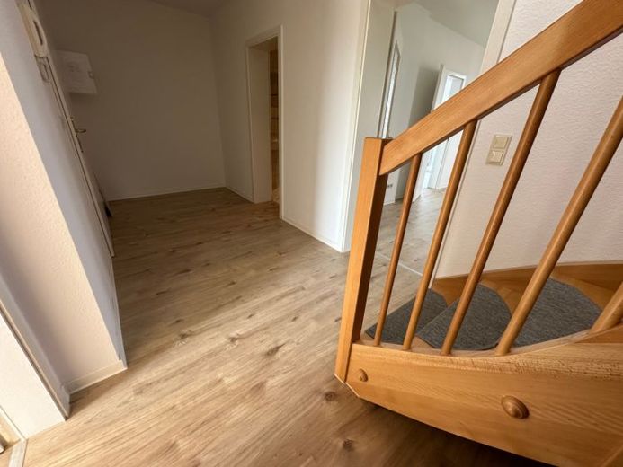 Nachmieter gesucht ! Wohnen über zwei Etage - 2 Bäder - NEUES Laminat ! – Foto 1