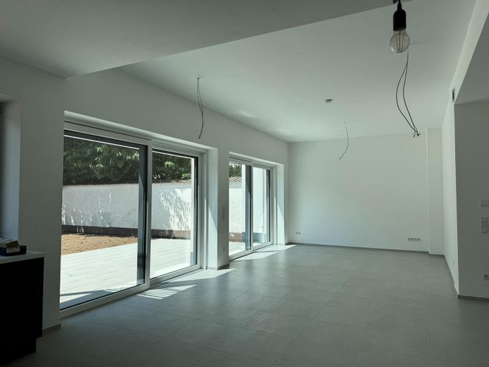 Wohnen mit Loftcharakter mit über 3  Meter Deckenhöhe und eigenem Garten in ruhiger Lage – Blick in den Wohnbereich