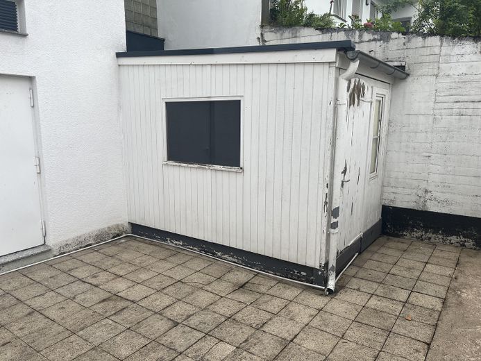Schuppen auf der Terrasse