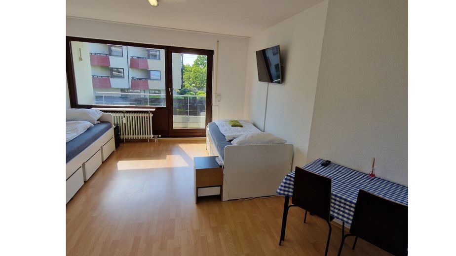 490 € Hausgeld? Dafür 511.000 € Rücklage, Hybrid-Heizung & 2 Balkone – unter 160.000 € – Zi re: vorherige Möblierung