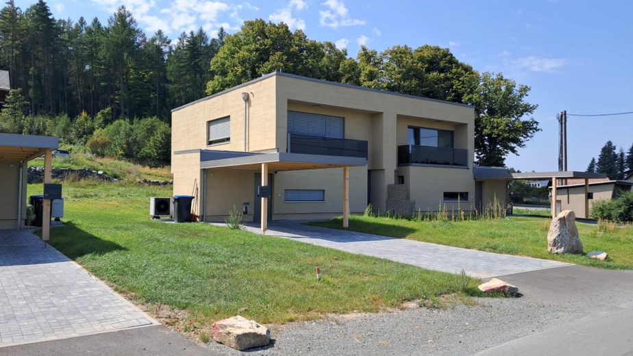 Moderna bifamiliare con giardino a Bad Elster – ideale come abitazione principale o investimento – Vorderansicht