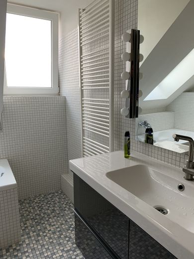 Moritzberg: 4,5-Zimmer-Maisonette-Wohnung mit Balkon und Garten – Bad 2. OG