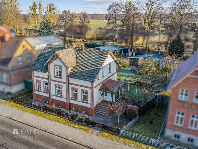+++ Elegantes Zweifamilienhaus mit großem Garten, Badeteich inkl. Poolhaus +++ – Frontansicht I