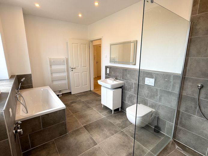 LUSSO vicino all’Elba: esclusivo appartamento di 2 locali con balcone e riscaldamento a pavimento *standard di nuova costruzione* – Bad mit Dusche & Badewanne
