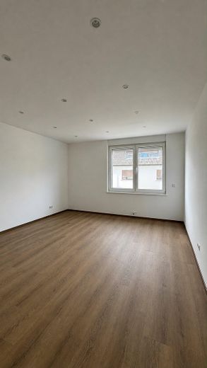 شقة مجددة بالكامل بمساحة 90 م² مع تراس واسع في مبنى سكني متعدد الوحدات مجدد بالكامل – Schlafzimmer 
