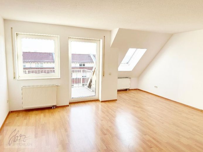 ***HELLE MAISONETTEWOHNUNG MIT BALKON*** individuellem Grundriss und Dachschrägen - Wohncharakter mit Flair in Riesa – Wohnzimmer mit Blick Richtung Balkon