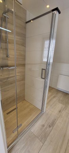 Bellissimo appartamento luminoso mansardato con finiture di pregio – Dusche mit Glastür