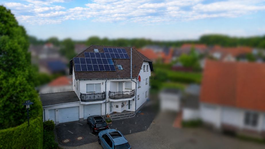 Außergewöhnliche 2-Zimmer-Dachgeschosswohnung mit Kamin, Vollbad, Balkon & ausgebautem Dachboden – Außenansicht_Vorderseite