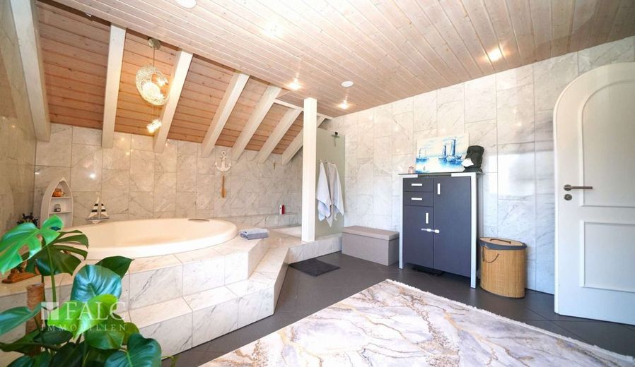 Traumhafte 5-Zimmer Maisonette-Wohnung mit offener Galerie und 2 Stellplätzen! - FALC Immobilien – Für die perfekte Routine