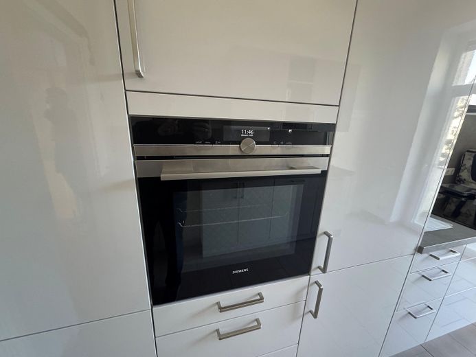 Élégant et paisible au cœur de Wiesbaden : spacieux appartement ancien avec quatre balcons – Backofen und Mikrowelle in 1