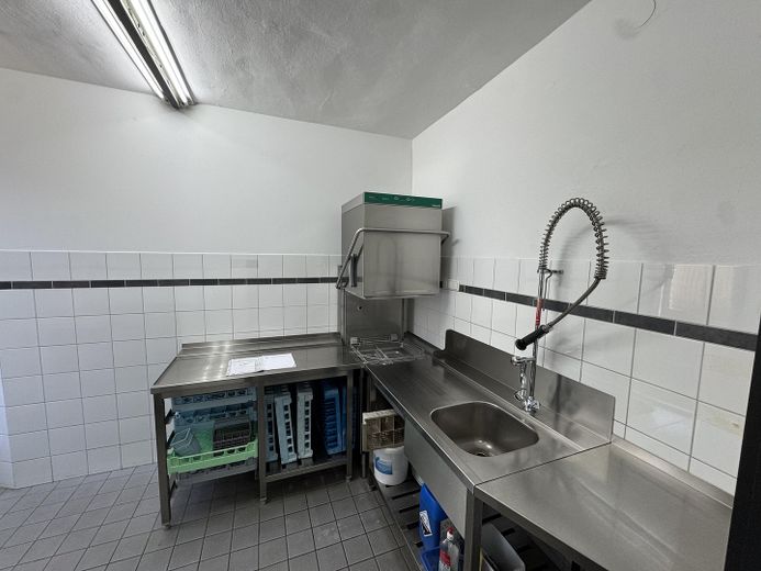 Großzügige Gewerbehalle für Lager, Produktion, Gewerbe – Spüle