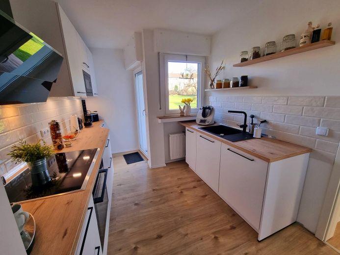 Bellissima casa bifamiliare con ampio giardino, piscina, garage, cucina componibile ecc. – Küche