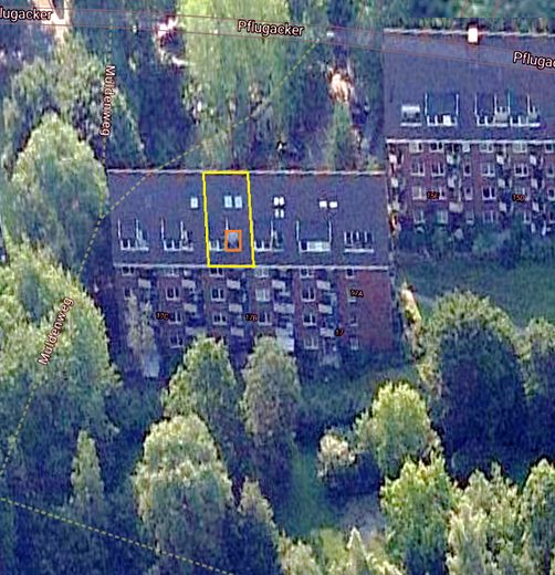 Helle voll möblierte Maisonette-Wohnung auf 2 Ebenen in ruhiger Lage in Hamburg-Eidelstedt – Blick aus Westen, Whg gelb