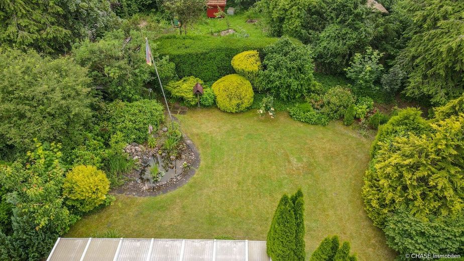 Traumhaftes Grundstück im ehemaligen Wochenendgebiet mit Massiv-Einfamilienhaus in Rehburg! – Hinteres Grundstück, Rasenfläche, Teich, Nutz-Schuppen Ansicht 1