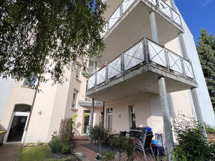 With a large terrace and fitted kitchen*: Great 3-room apartment with corner bathtub! – Photo 1