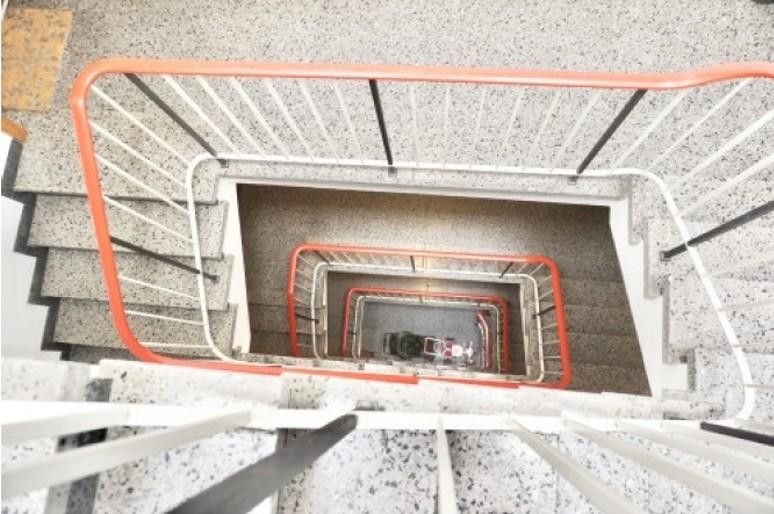 Exklusive 2 Zimmer DG Wohnung mit Loft-Charakter und zwei Dachterrassen in zentraler Lage – Treppenhaus
