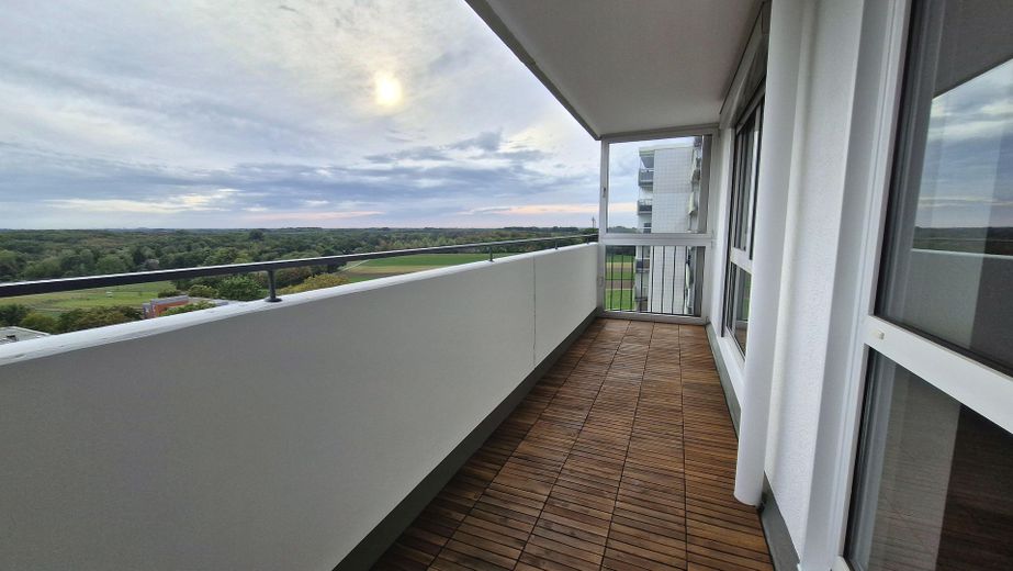 Frisch renoviert, ohne Provision >> 3-Zimmer-Eigentumswohnung, Balkon & Tiefgarage – Loggia mit Ausblick