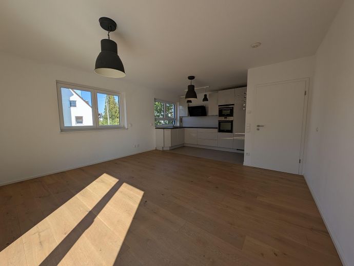 Moderno appartamento di 2 locali con ampio balcone e posto auto in garage sotterraneo a Monaco-Obermenzing – senza commissioni – Wohnzimmer / Essbereich