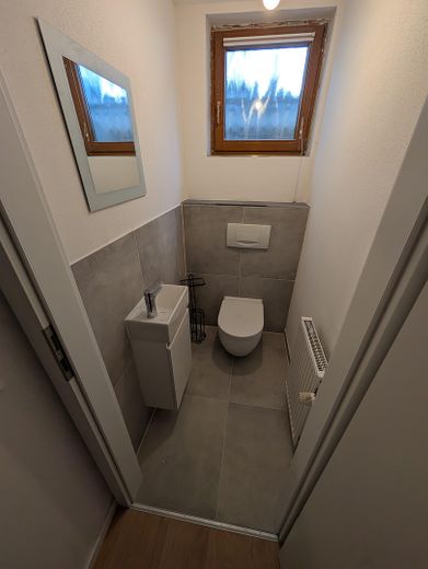 High-quality, bright & perfect for working from home: well-maintained 4-room apartment in Eutingen – WC