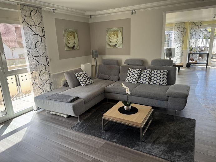 Your home and, optionally, your workplace in one location – living with your own practice or office unit – Wohnzimmer