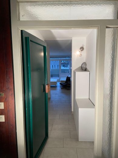 Komplett sanierte 1-Zimmer Wohnung – Haustüre