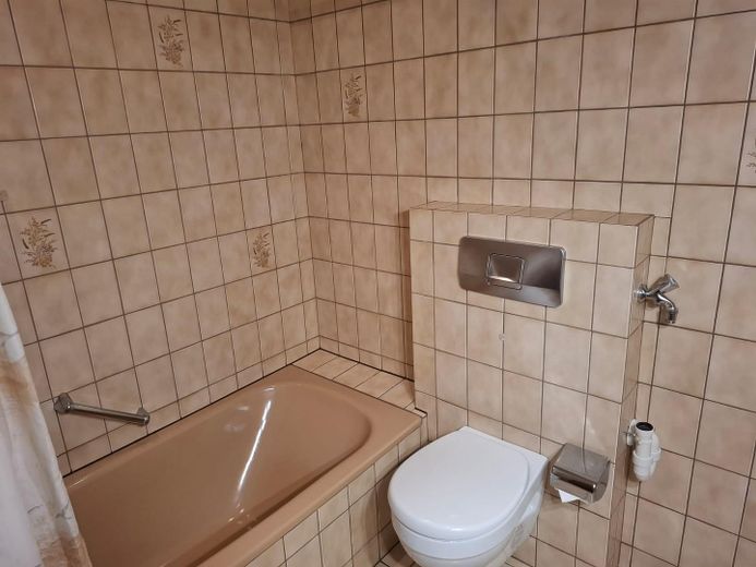 Państwa dom w sercu Bad Windsheim z zabudowaną kuchnią i balkonem – Foto 5
