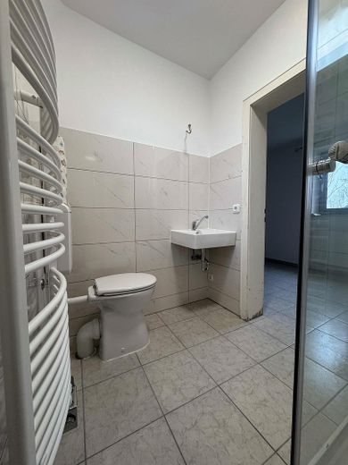 Wszechstronna posiadłość z domem mieszkalnym, halami magazynowymi & dużym podwórzem – Einliegerwohnung Bad