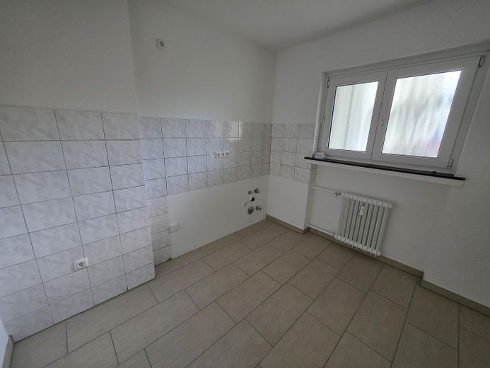 Prima occupazione dopo la ristrutturazione, 2,5 locali, posizione centrale, balcone, bagno: vasca + doccia + finestra – Küche mit Fenster