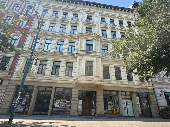 Die Blätter fallen, die Miete auch - 1 NKM als Herbstgeschenk: Attraktive 3-Zimmer-Wohnung mit Einbauküche und 2 Balkonen ++ – Außenansicht