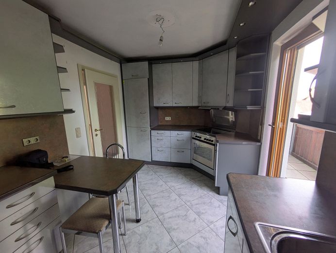3 Zimmer Wohnung Oberasbach Altenberg – Küche mit Zugang zum Balkon