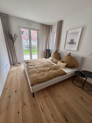 Güneşli teras ve bahçeye sahip mobilyalı yeni 2 odalı daire – Schlafzimmer 