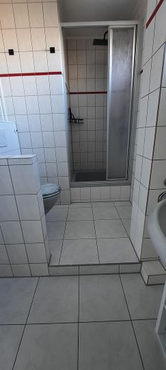 Bad mit zwei Fenstern