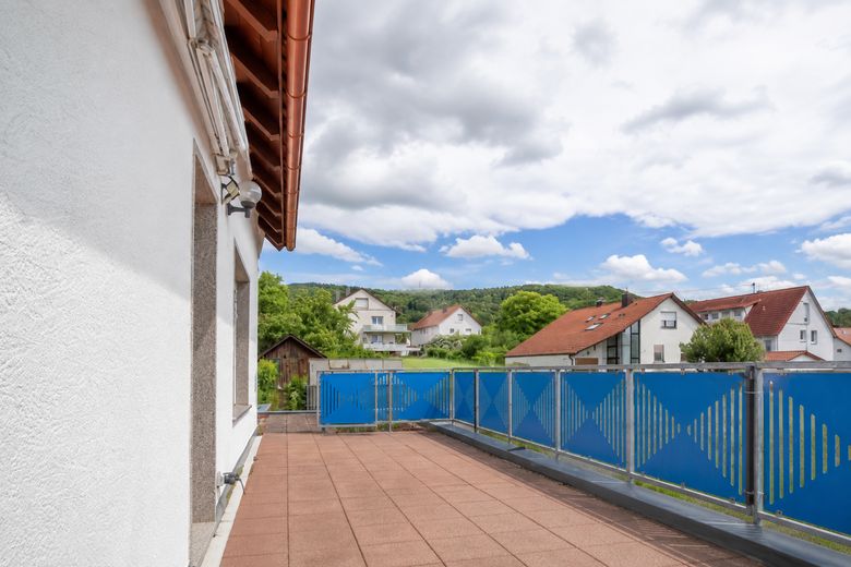 Provisionsfrei: 125 m² Wohnen + ca. 130 m² Gewerbe | Energieklasse A | 1.085 m² Grundstück – Balkon, sonnig, mit Markise