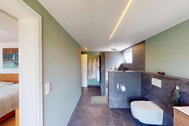 Modernisiertes Einfamilienhaus mit Charakter – Hanglage, Garten und viel Platz in Mömbris – Badezimmer EG