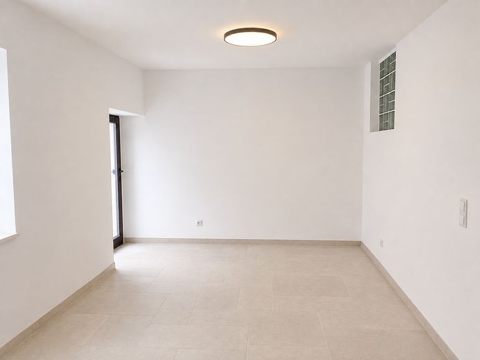 Renovierte 1-Zimmer-Wohnung mit 52 m² Innenhof in RWTH-Nähe – provisionsfrei – Wohnbereich