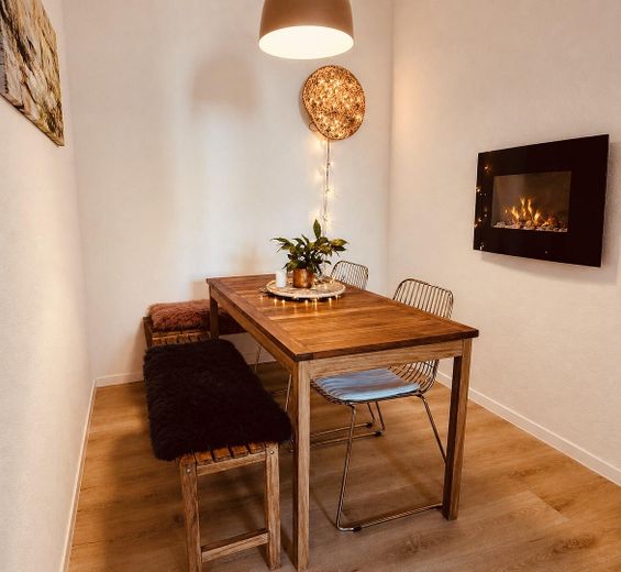 Ambiance penthouse avec vue sur la Spree - appartement lumineux de 4,5 pièces à Friedrichshain – Lounge mit Kamin