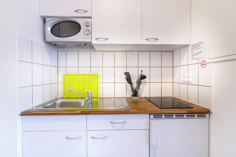 1 Zimmer Apartment komplett möbliert mit Balkon und Badewanne – Foto 4