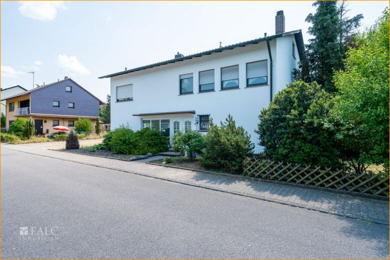 2 Familienhaus auf großem Grundstück ! – Strassenansicht