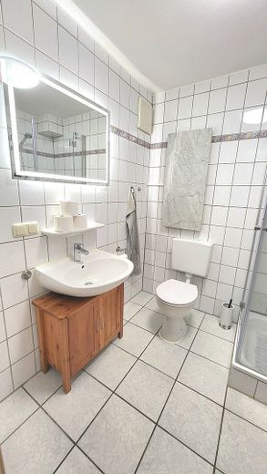 Charmante, renovierte 2-Zimmer-Wohnung mit hochwertiger Einbauküche – Foto 8