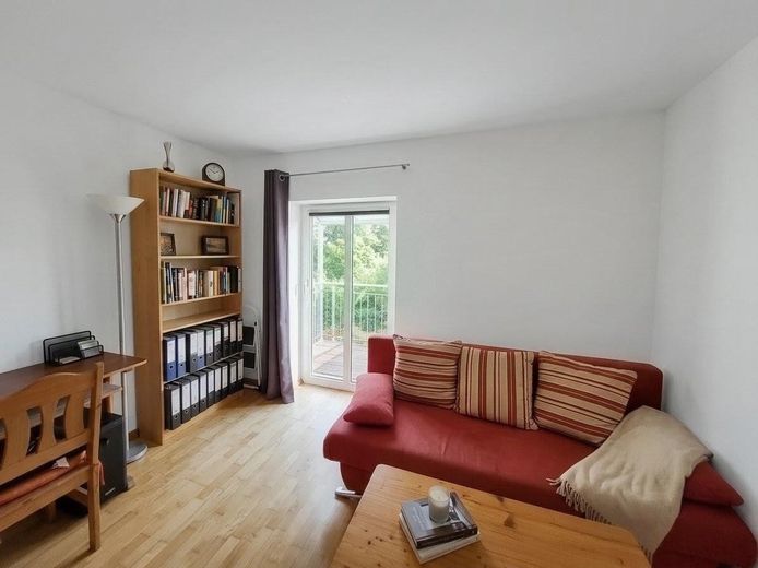 Attraktive Kapitalanlage in Burghausen | 2-Zimmer-Wohnung mit Balkon und TG | Provisionsfrei – Wohnzimmer